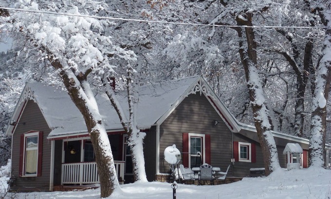 Durango - Purgatory House | Charming Victorian Farmhouse, Privacy, Wi-FI , 5 min to Durango