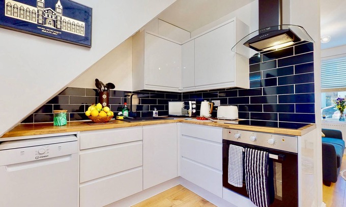 Greenhithe House | Charming Victorian Terrace House Minutes from Station
