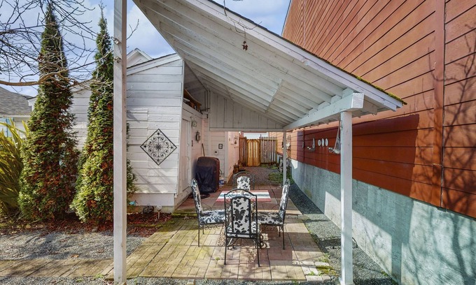 Ferndale House | Charming Victorian gem with 11-foot ceilings, patio area & washer/dryer