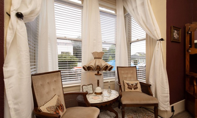 Greenside Park House | Charming Victorian home. Cal-King & 2 Queens .walk to Old Town and the bay.
