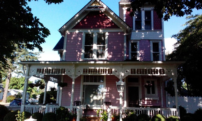 Junction City Cottage | Charming victorian carriage house