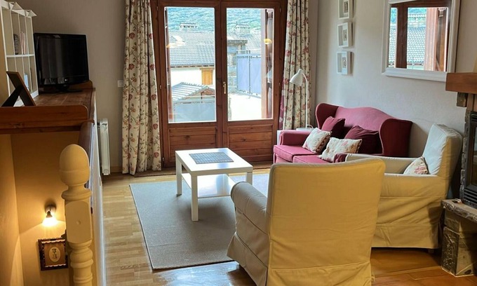 Villanua House | Charming Villa Near Ski Resorts in Villanúa – Sleeps 7 with All Amenities