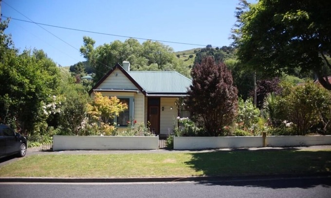 Dunedin House | Charming villa on tree-lined street