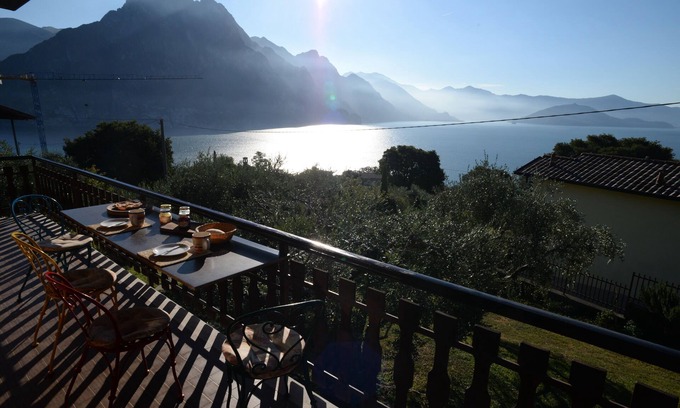 Riva di Solto House | Charming 'Villa Retro' - with prefect views overlooking Lago d'Iseo, Monte Isola