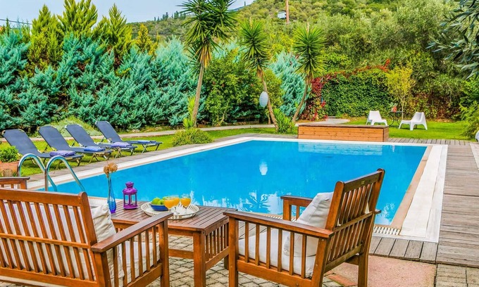 Mikros Gialos Villa | Charming villa w/pretty garden, 5min walk to beach