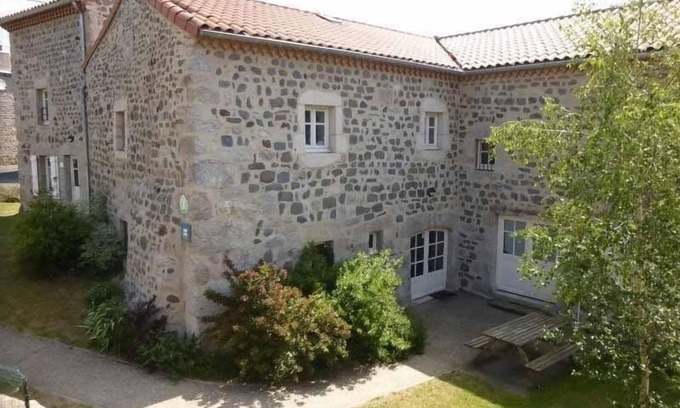 Rauret Cottage | Charming Village Farmhouse Sleeps 8 – Near Allier Gorges & Pradelles
