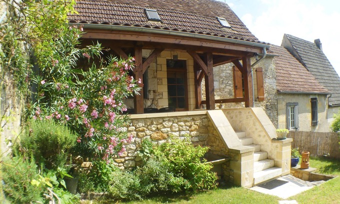 Saint-Cyprien House | CHARMING VILLAGE HOUSE & ENCLOSED GARDEN SET IN A MEDIEVAL VILLAGE CLOSE SARLAT
