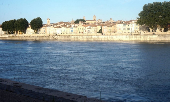 Fourques House | Charming village house with patio in FOURQUES, a 10-minute walk from Arles.