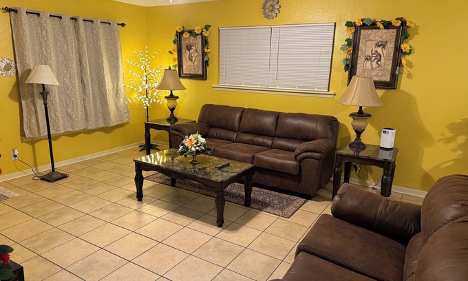 Brownsville House | Charming Vintage and Cozy Getaway – 3BR/2BA
