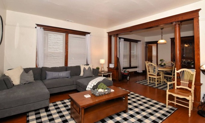 Bay View House | Charming Vintage Farmhouse 3 Bedroom Oasis