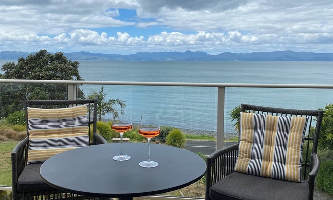 Whakatiwai House | Charming Waharau seaside holiday house close to regional park.