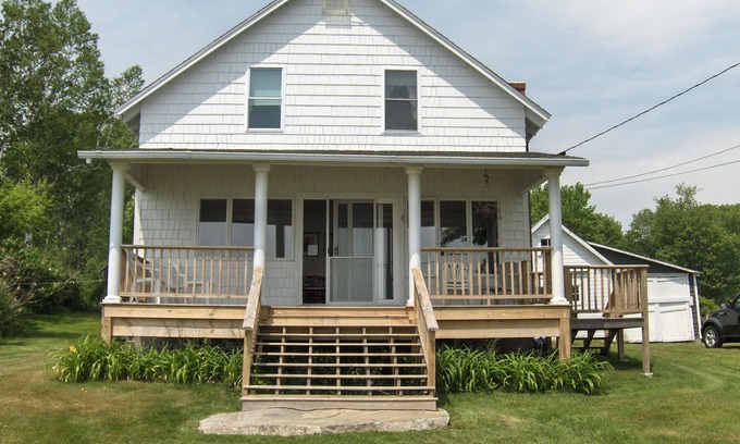 Mid-Coast and Islands Cottage | Charming waterfront cottage with large yard