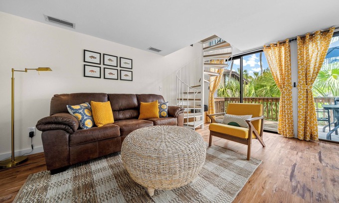 Crystal River Condo | Charming Waterfront Home - Dock Access - Fishing Retreat - Pool - AC - King Bed!