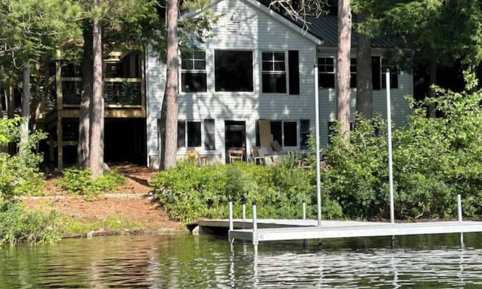 Livermore House | Charming waterfront 3-bedroom house on spring-fed Brettuns Pond