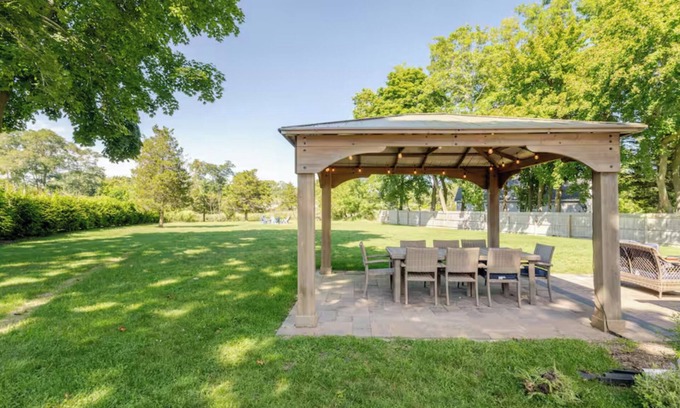 Southold House | Charming waterfront, 3-bedroom house on Goose Creek in welcoming Southold