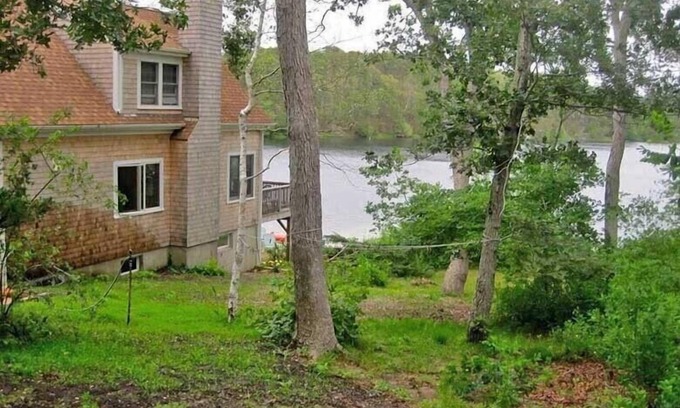 Wellfleet House | Charming Waterfront Cottage on Long Pond in Wellfleet (1687)
