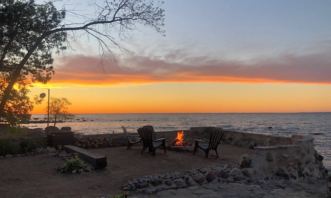 Collingwood House | Charming Waterfront chalet in Collingwood