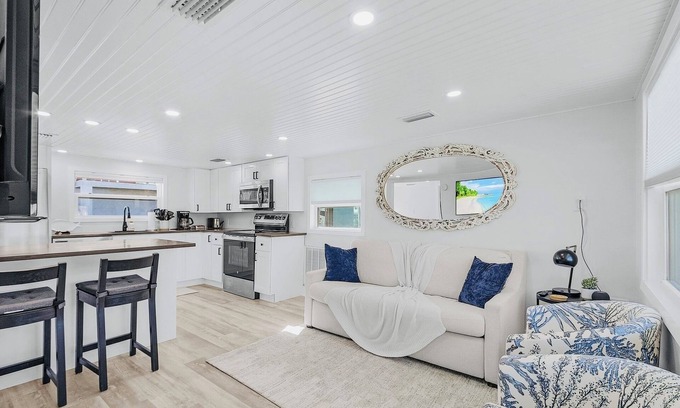 Matlacha Cottage | Charming Waterfront Cottage on peaceful Matlacha! FULL RENOVATION DECEMBER 2024