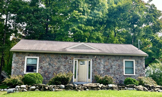 Melrose Park Cottage | Charming Waterfront Cottage with Lake Access