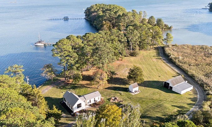 Bozman Cottage | Charming Waterfront Cottage Retreat near St. Michaels