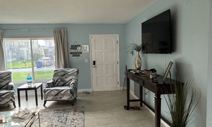 Hudson House | Charming waterfront escape 2-bedroom house with WiFi, AC in lovely Hudson
