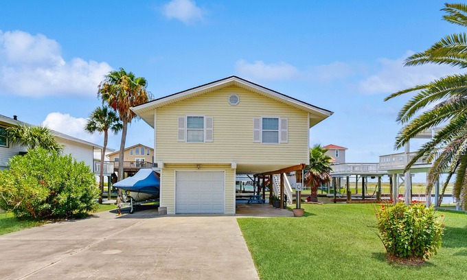 Jamaica Beach House | Charming waterfront home with grill, fishing, & large deck - 6 min walk to beach