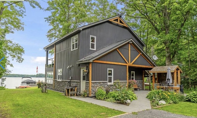Frontenac Cottage | Charming waterside retreat located on Bob's Lake with games room!