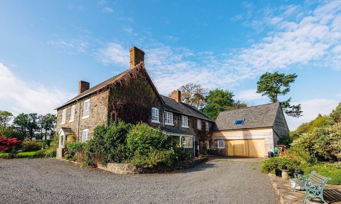 Meifod House | Charming Welsh Farmhouse, natural swimming pool, fabulous views, sleeps to 14