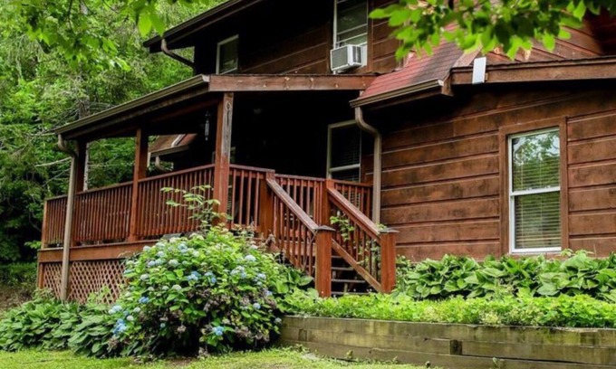 Saluda House | Charming Western NC Riverside Cabin steps away from the Green River Gamelands