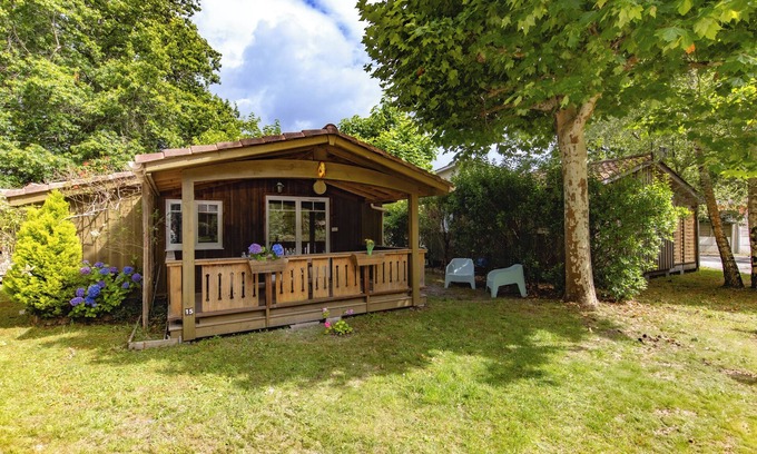 Ares Ski Chalet | Charming Wooden Chalet 900m from the Beach with Shared Pool and Air Conditioning