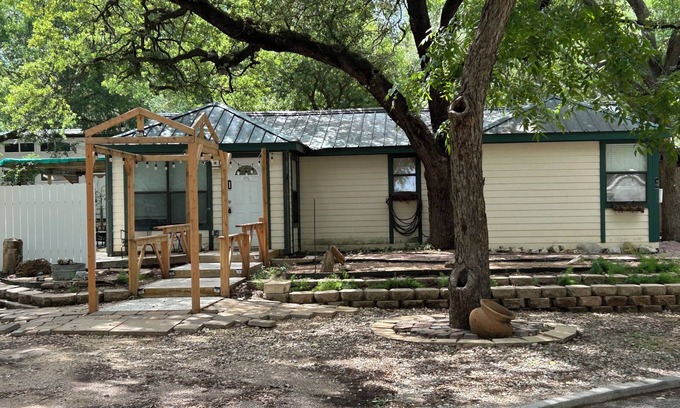 San Marcos House | Charming Yellow 1-bedroom house San Marcos Room service available! dog friendly
