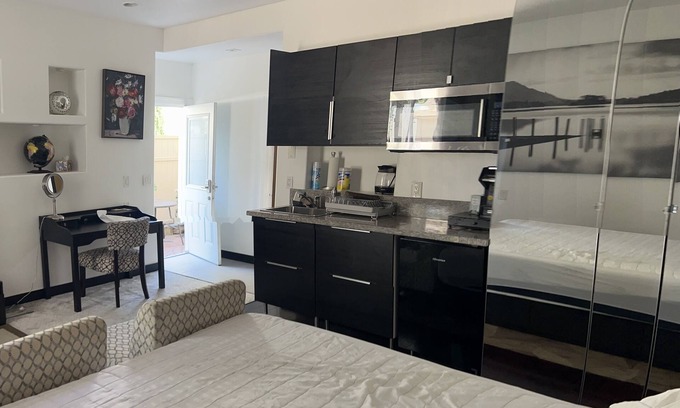 Los Angeles House | CharmingLAX 1-bedroom house in gorgeous Los Angeles with AC