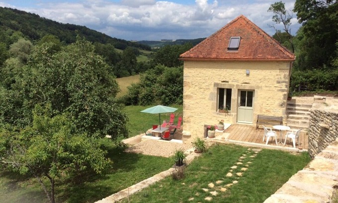 Flavigny-sur-Ozerain Apartment | Charmingly restored 3* cottage in medieval village of Flavigny sur Ozerain