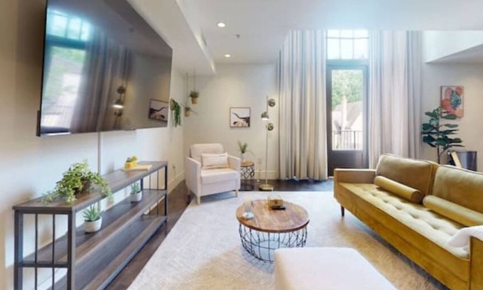 Montgomery Apartment | Charmingly Trendy Cloverdale Loft - Gated Parking!