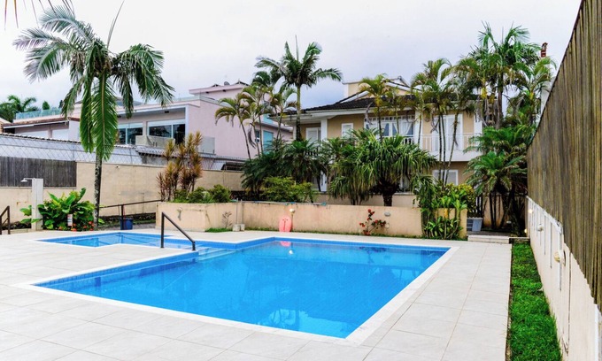 Maresias Ski Chalet | Charmosa casa em Maresias, pé na areia c piscina