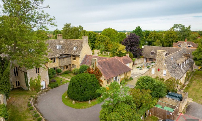 Charney Bassett House | Charney Manor