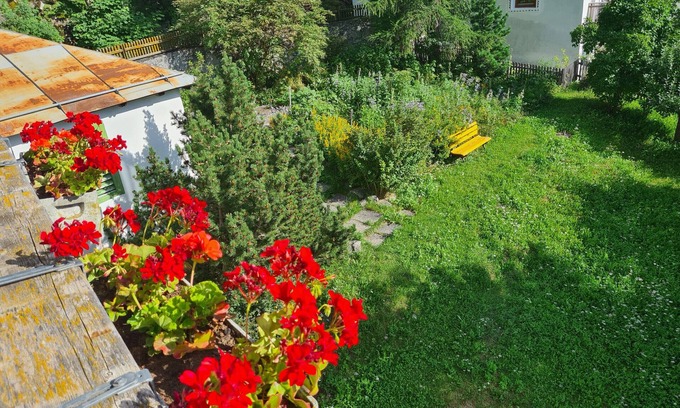 Ardez Apartment | Chasa Suot Chastè: 4.5-room attic flat directly under the Ardez tower