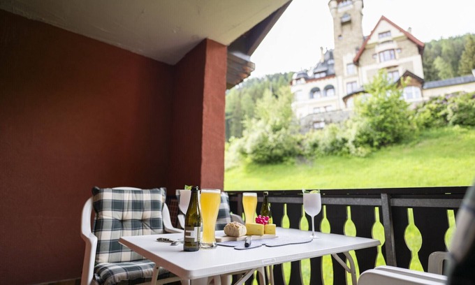 Vulpera Apartment | Chasa Valbernard 4302: High-quality renovated 4½-room apartment right next to the golf course