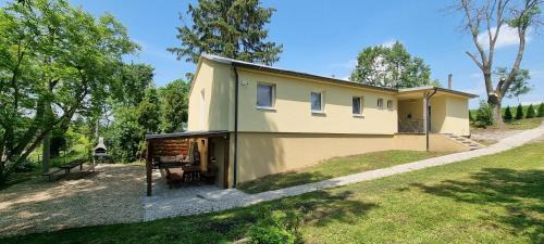 Santovka House | Chata nad kúpaliskom Santovka