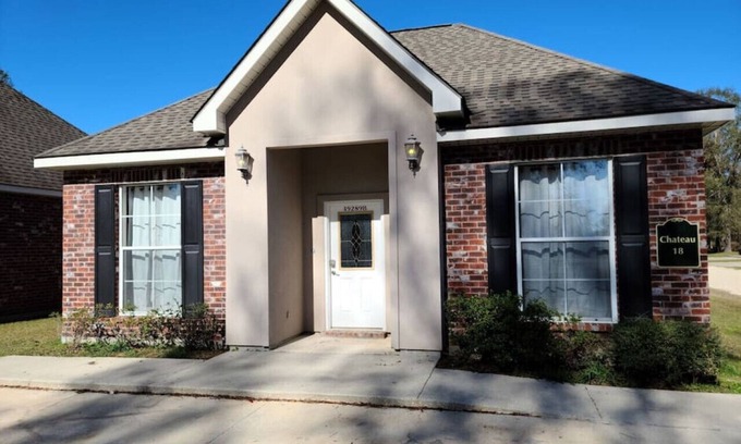 Pine Grove Apartment | Chateau 8, spacious townhouse in Tickfaw, LA