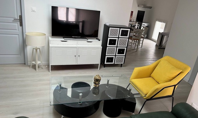 Alzonne Apartment | Chateau apartment, quiet location close to tourist attractions. Dogs welcome