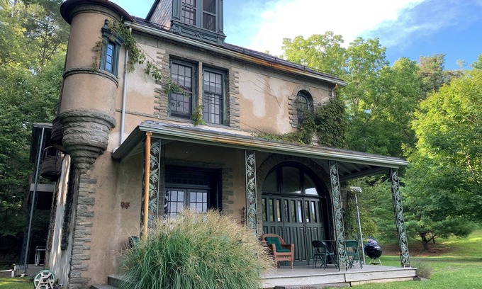 Milford House | Chateau at Grey Towers,1.5 hours from NYC, Pool, sleeps 8-10, Milford, Pa