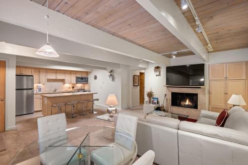 Aspen House | Chateau Chaumont Unit 9, Second-Floor Corner Condominium with Prime Location in Aspen