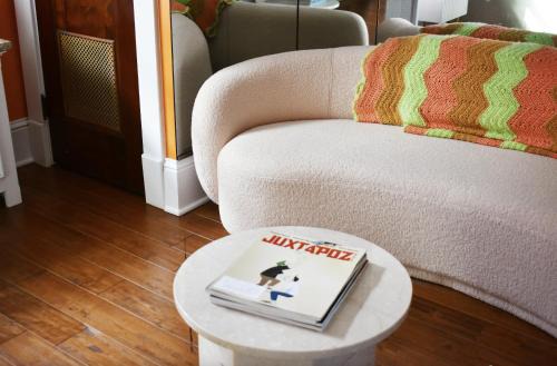 Connellsville Hotel | Chateau Connellsville That 70s Suite