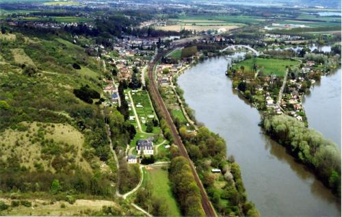 Saint-Pierre-du-Vauvray Apartment | Chateau Domaine Leblanc