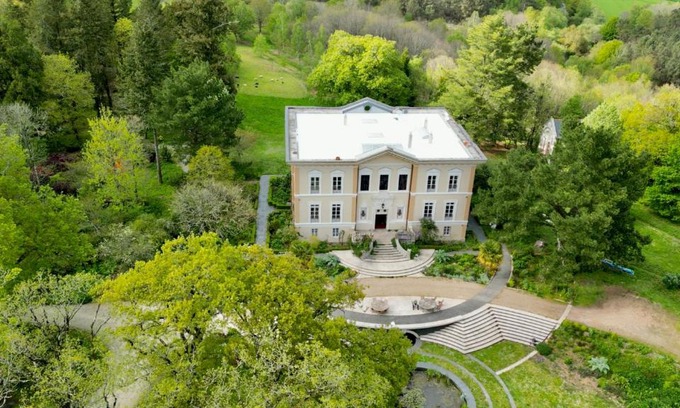 Sixt-sur-Aff Bed & Breakfast | Chateau de Bézyl