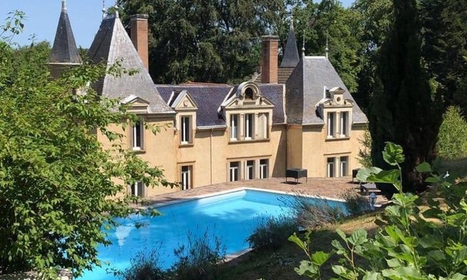 Villeneuve-de-Marc Bed & Breakfast | Chateau de Bonnevaux