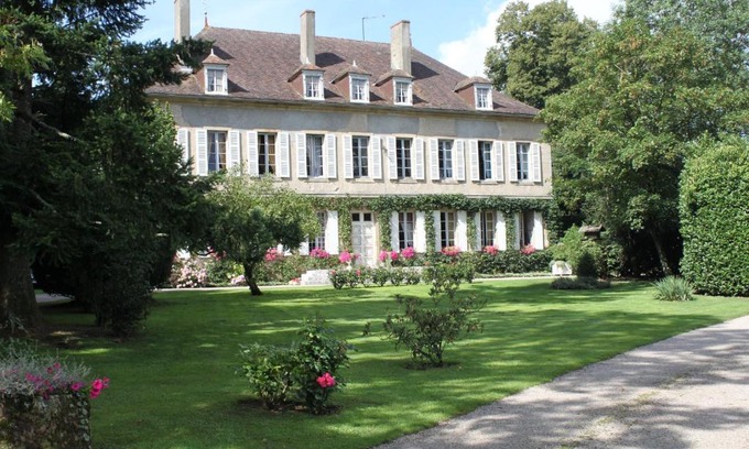 Deux-Chaises Bed & Breakfast | Chateau de Longeville