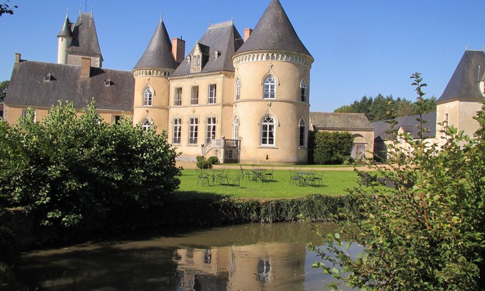 Ferce-sur-Sarthe House | Chateau De Vauloge