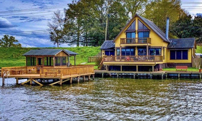 Oscar House | Château Jarreau on the false river